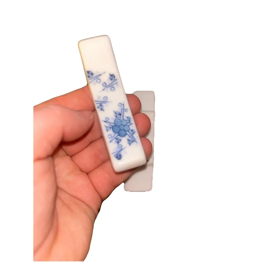 SET OF 2 VINTAGE ASIAN CHOPSTICK/KNIFE REST Blue White Floral